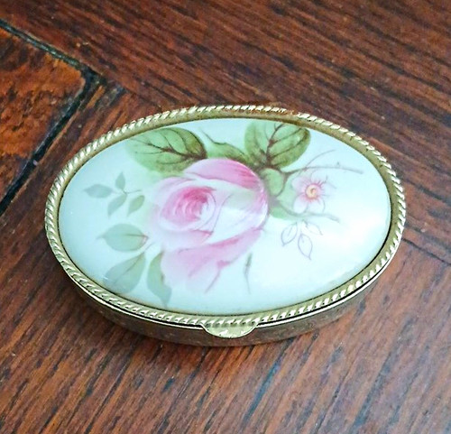Vintage pill box - pill, lid